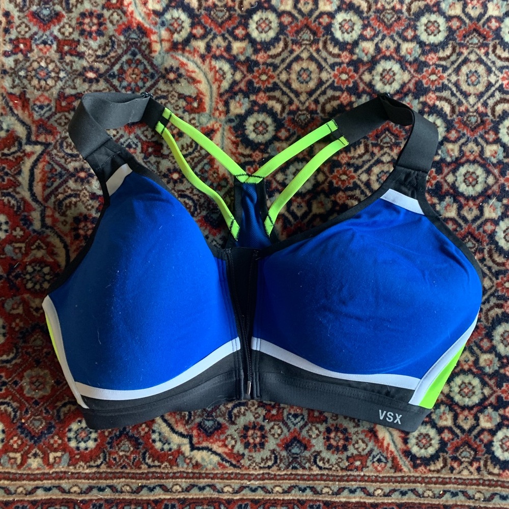 34DD Victoria’s Secret sports bra NWOT